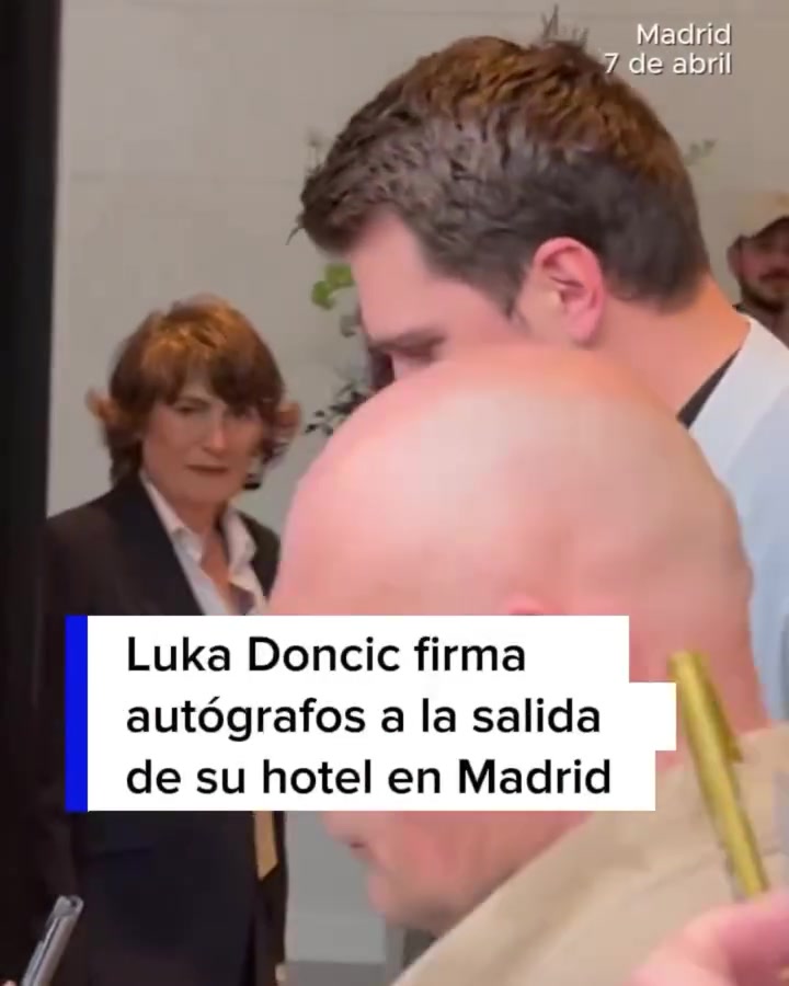 世界杯app下载-好兆头？东契奇在西班牙为球迷签名 走路步态看起来正常